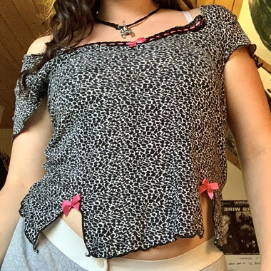 Top Leo con spalle scoperte, fiocchi rosa e pizzo