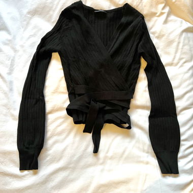 Top nero con laccetti