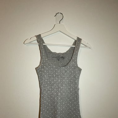 Ärmelloses, grau-weiss-gepunktetes Top