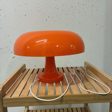 Lampada da tavolo arancione a forma di fungo