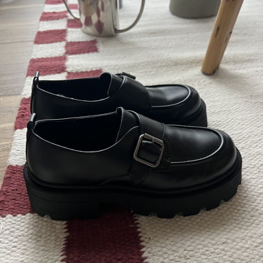 Loafer neri con plateau
