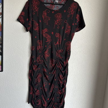 Robe noire motif tigres rouges