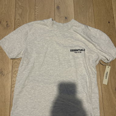 T-Shirt Fear of God Essentials grau