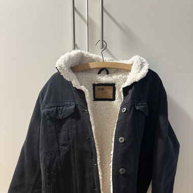 Jeansjacke mit Fell