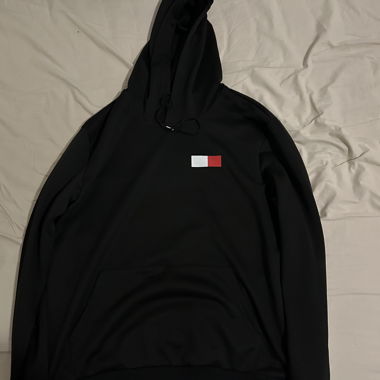 Minimalistischer schwarzer Hoodie