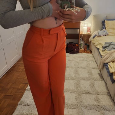 Pantaloni arancioni a vita alta Zara