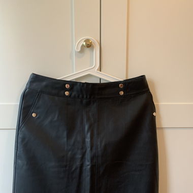 Schwarzer Lederrock mit goldenen Details & Taschen