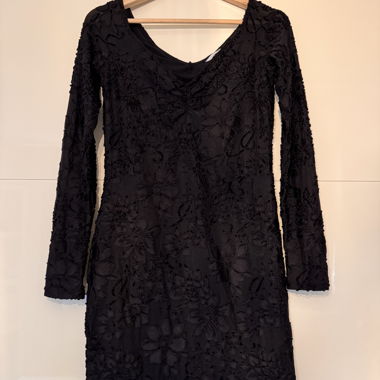 Robe noire à manches longues avec motif floral