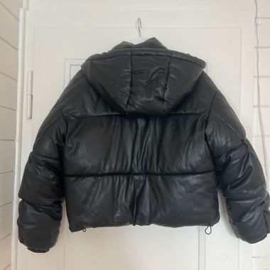 Schwarze Pufferjacke 