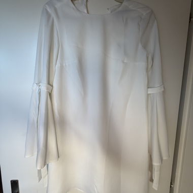 Weisses Langarm-Kleid