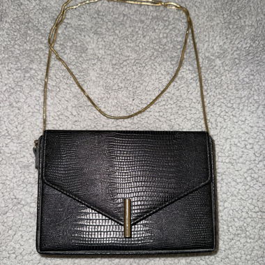 Kleine schwarze Pochette mit goldener Umhängekette