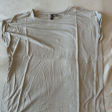T-Shirt hellblau mit silbrigen Streifen