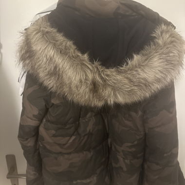 Parka mimetica con cappuccio e pelliccia sintetica