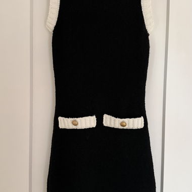 Robe tricotée noire avec bord blanc