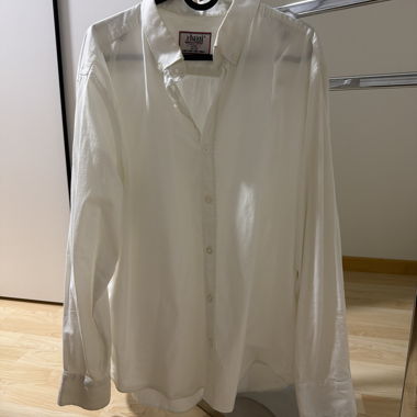 Camicia bianca con abbottonatura
