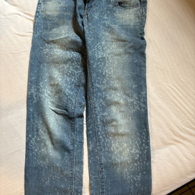 Jeans blau mit Leopardenflecken