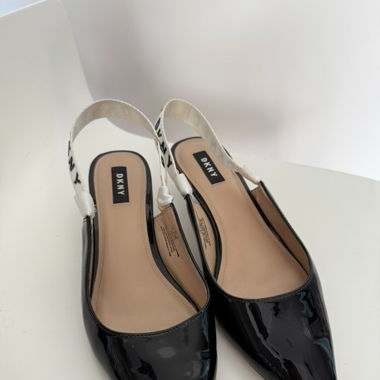 DKNY Slingback Flats – Lackleder-Optik 