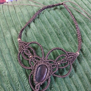 Schwarze Macrame Halskette mit Fluorit Handgemacht