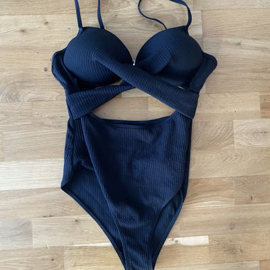 Schwarzer Cut-Out Badeanzug