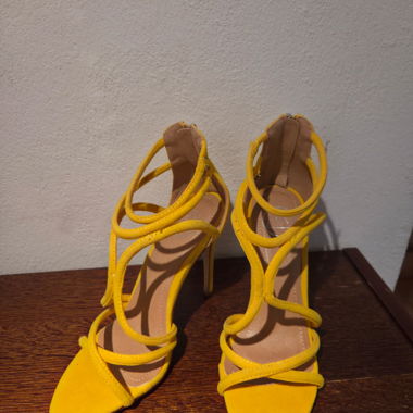 Décolleté gialli con cinturini