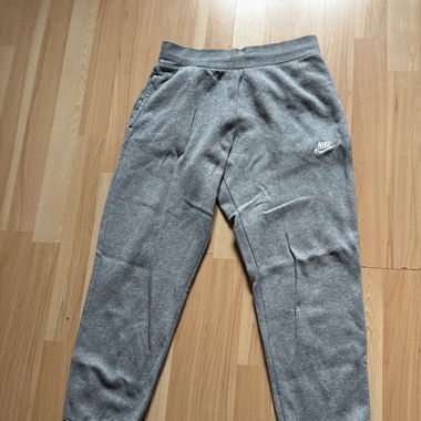 graue Jogginghose 