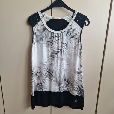 Viccio Black and White Pattern Sleeveless Blouse