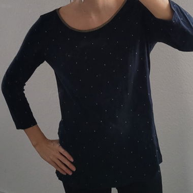 Langer Navy-Top mit Sternenprint und 3/4-Ärmeln