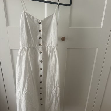 Robe d'été blanche en lin avec patte boutonnée
