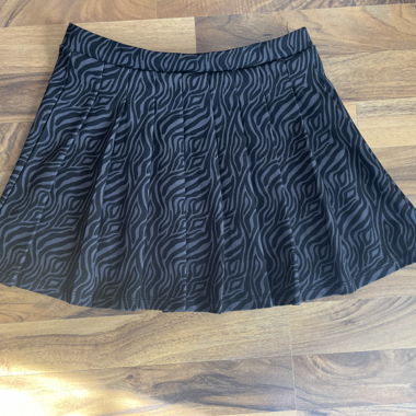 Schwarzer Minirock mit Zebra-Muster