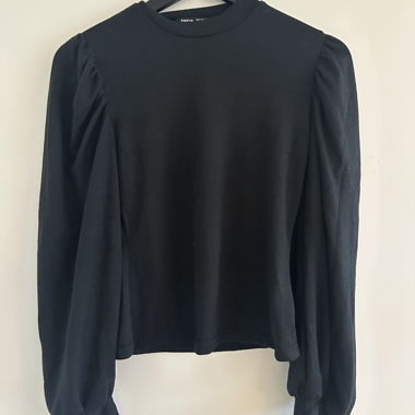 schwarzer Pullover mit Puffärmeln 