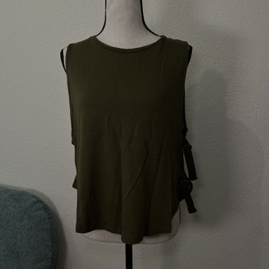 Top verde oliva con anelli a O