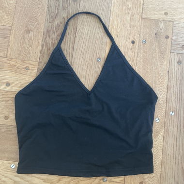 Top nero con spalline