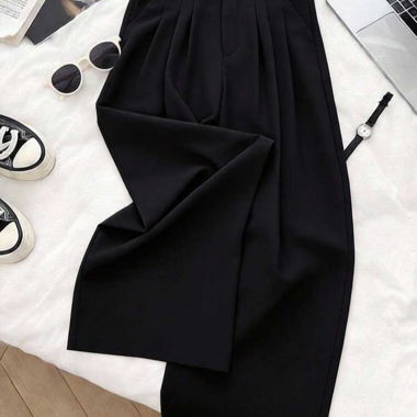 Schwarze Hosen mit weitem Bein