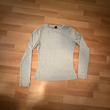 T-shirt grigio a maniche lunghe