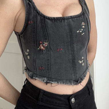 Schwarzes Denim-Crop-Top mit Blumenstickerei