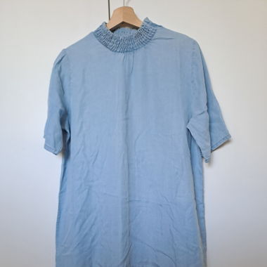 Robe bleu avec col