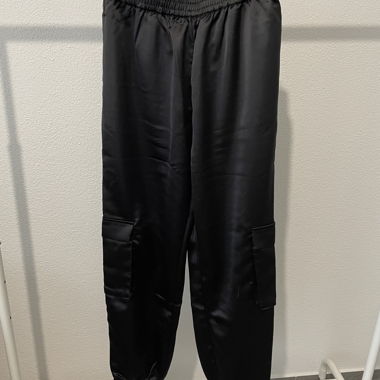 Pantalon cargo en satin noir « Leni »
