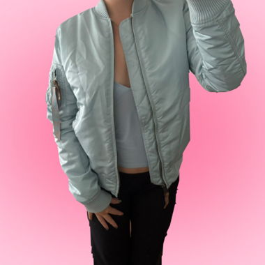 Hellblaue Alpha Industries Bomberjacke