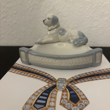 Scatola in ceramica con cane Piguet