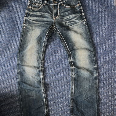 Jeans légèrement slim à coupe droite