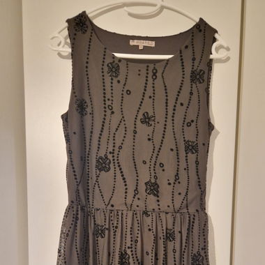 Kleid mit Samtapplikation