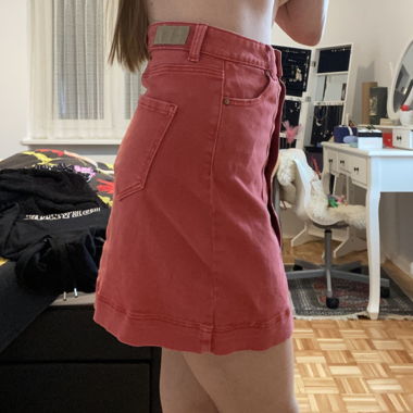 Skirt with buttons
