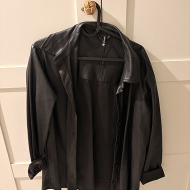Blusa in ecopelle nera