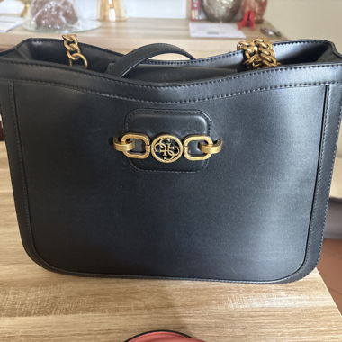 Schwarze Handtasche mit Kette