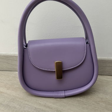 Sac à main violet en cuir 