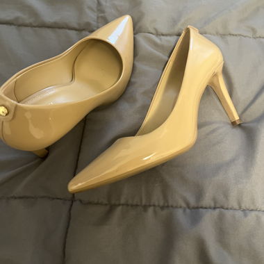 Michael Kors Beige Lack-Pumps