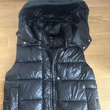 Black puffer vest