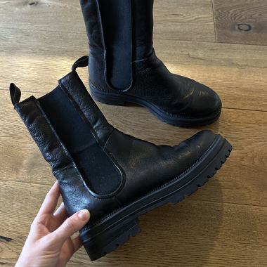 Leather Chelsea boots by Globus