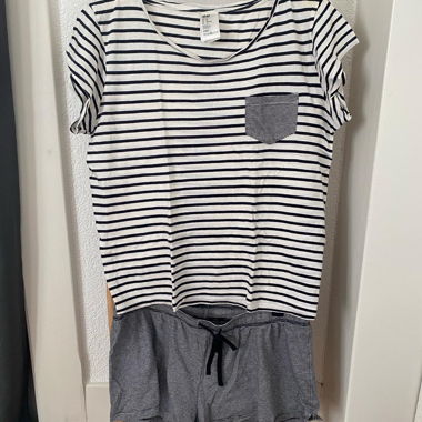 schwarz-weiss gestreiftes Pyjama