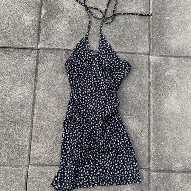 Robe noire à bretelles encolure en biais